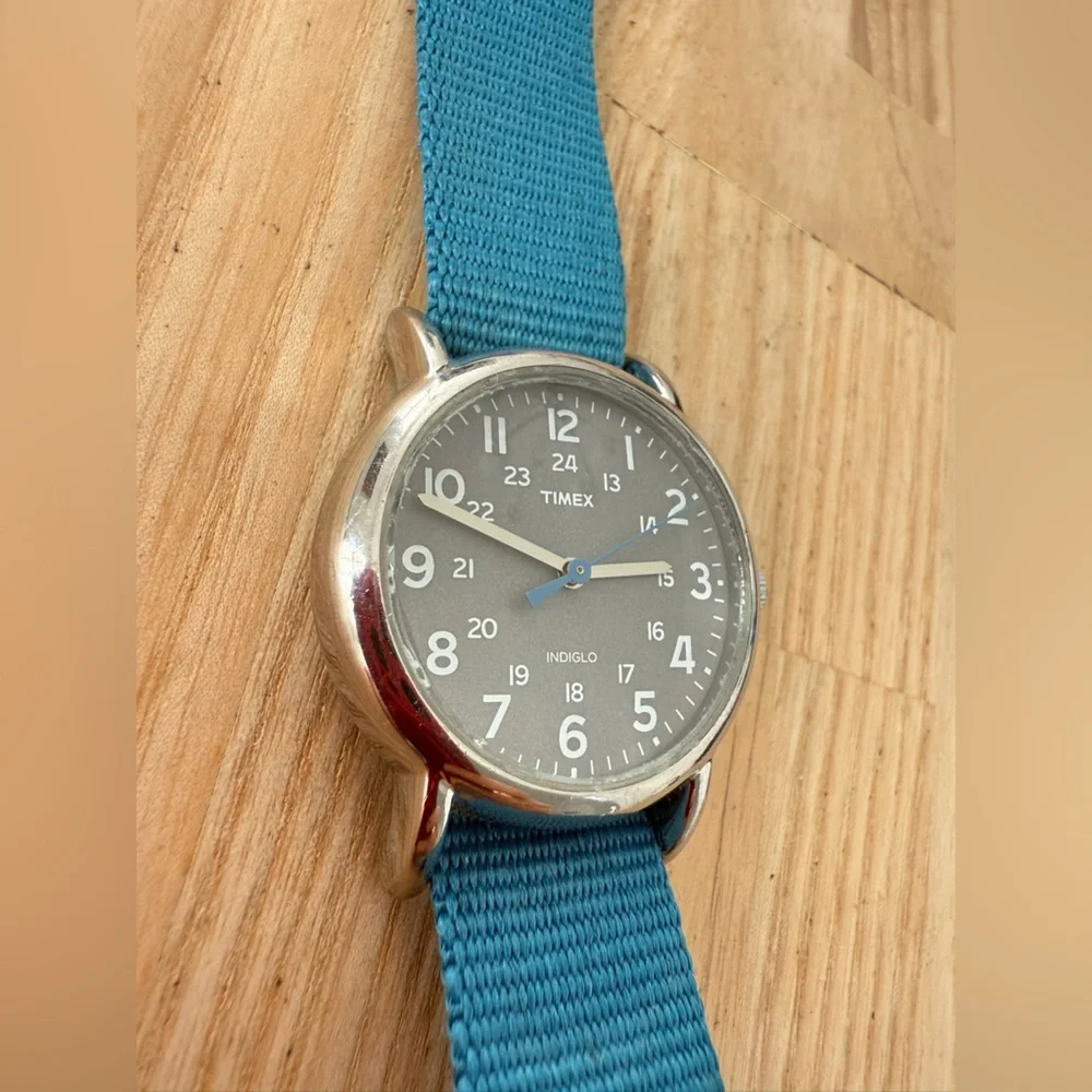 Timex weekender gray dial blue strap NEW BATTERY
